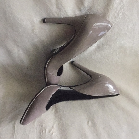 Kenneth Cole Reaction Beige Heel Pumps. - Picture 3 of 6